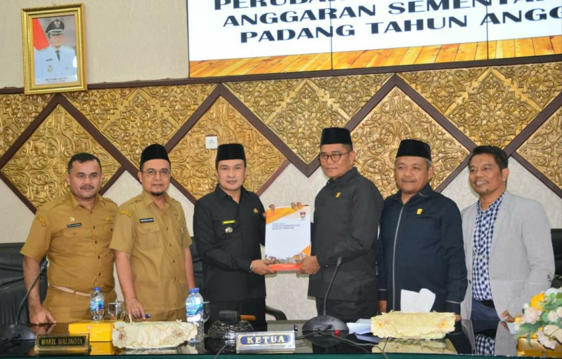 Ketua DPRD Padang Syafrial Kani serahkan persetujuan DPRD atas perubahan KUA PPAS 2023 kepada Wakil Walikota Ekos Albar.